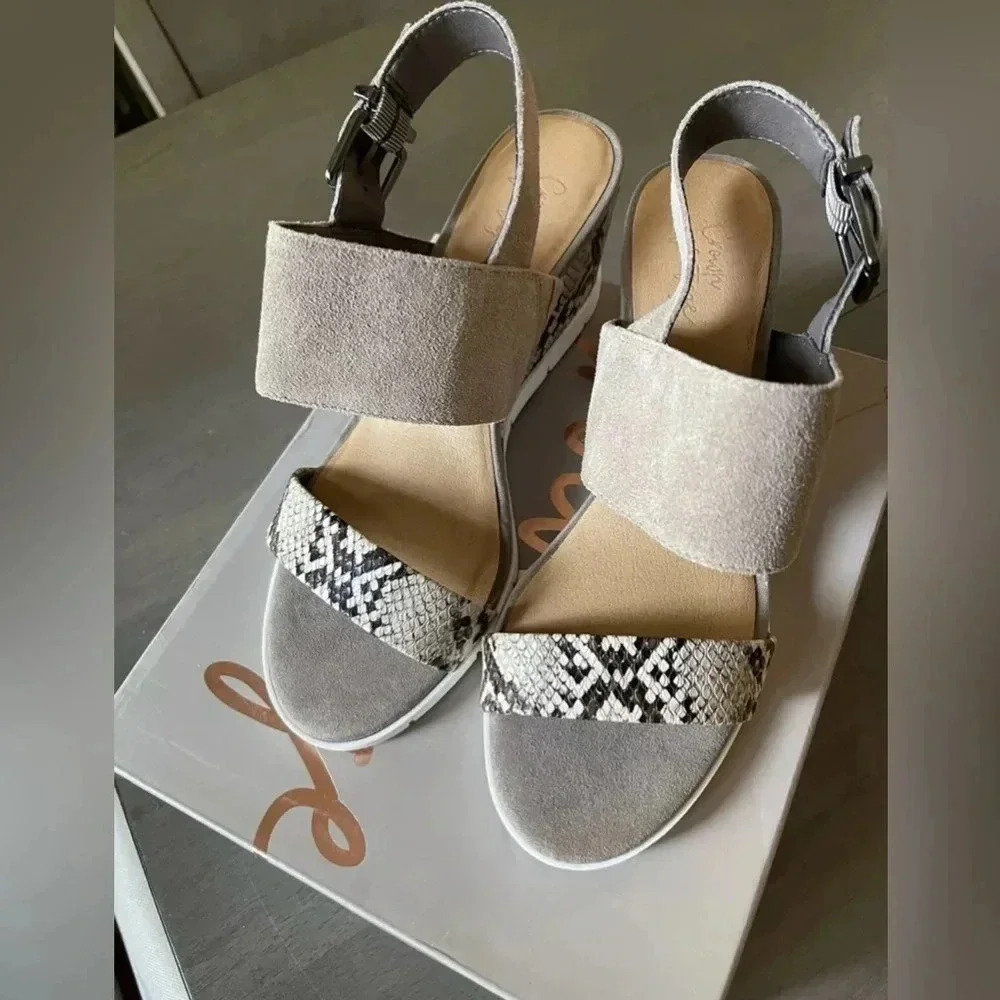 New Animal print wedge sandal Size 8 with box heel platforms